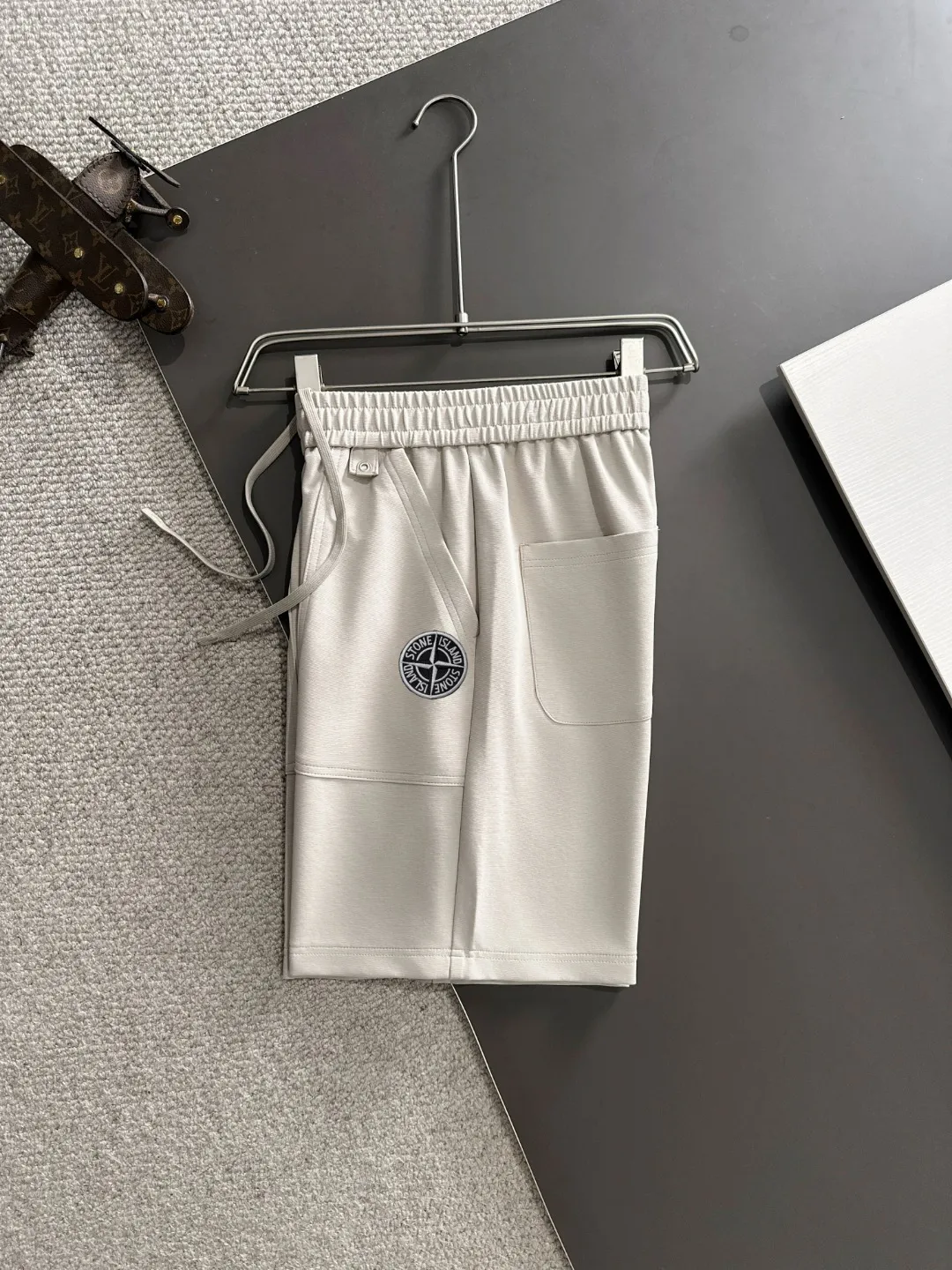 🅿️330 shipped next day. High quality Stone Island/Stone Island 2025 spring and summer new high-definition elastic band casual solid color loose shorts. Made with machines imported from Italy. The hem of the trousers is stitched with two needles. The stitching is fine and firm. The fabric is customized at the counter. It has high breathability and comfort. The details are impeccable. The brand element design concept reflects high quality. It feels delicate and soft! It presents a casual cut and the upper body shape is great! Size: S-XXL